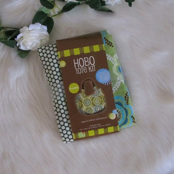 Springs Creative | DIY Hobo Tote Reversible Kit Green Brown Groovy Print - Picture 1 of 4